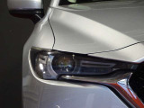 【LEDヘッドライト】明るく白い光で夜の視界を確保し、安全運転をサポート。シャープなデザインと美しい光のラインが、フロントフェイスを精悍に演出しています。