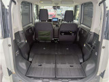 シートを倒せば、大きな荷物も載せられます。 片側分割可倒で使い勝手良し!