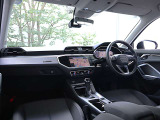 内装はシンプルに使い勝手を考え作られています。お車を運転する感覚をダイレクトに体感して頂けます。室内も広くロングドライブにも快適にお過ごしいただけます。