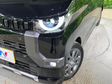 【LEDヘッドライト】悪天候や夜間走行時も良好な視界を確保し安心して運転できる高輝度LEDヘッドライトを装備!点灯速度が早く、消費電力も抑えられています。
