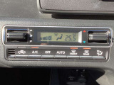 体をしっかり支えるシート形状で、運転姿勢を安定させやすい運転席。アームレスト付きで長時間の運転でも姿勢を保ちやすく、日常使いに配慮された空間です。