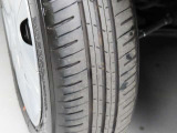 タイヤサイズは「155/65R14」になります。タイヤの溝は約3mm残っています。