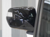 ◆ドアミラーウインカー◆ドアミラーにウインカーを装備しています。対向車に自身の進行方向を合図し安全に運転できます。