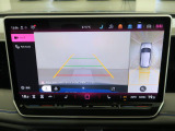 ギアをリバースに入れると車両後方の映像に加え上空からの車両周囲の疑似映像を映し出します。画面にはガイドラインが表示され、車庫入れや縦列駐車などの際に安全確認をサポートします。