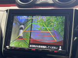 モニターには車両後方の映像とガイド線が表示され、駐車時に後方の様子を確認する際に役立ちます。画面上の案内に沿って周囲を確かめられ、日常の車庫入れをサポートします。