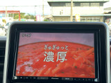 画面でテレビ映像を視聴できる装備です。停車中の待ち時間などに映像を楽しめるので、車内で過ごす時間の活用に便利。画面には番組映像が表示され、身近なエンターテインメントとしてお使いいただけます。