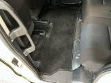 しっかりと汚れ、砂ぼこりを落とし足元まで清潔な車内空間を作り上げております♪