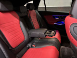 メルセデスのシートは少し硬めになっております。長時間の運転の際、適度な反発があることでお尻や腰の負担を減らす効果が御座います。
