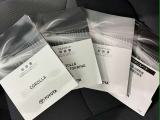 メンテナンスノート、取扱説明書ですね。 車の情報が凝縮されています。 車の整備記録が記載されている大事な物ですよ。
