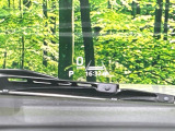 【ヘッドアップディスプレイ】現在の速度や走行情報をデジタル表示で運転席前方のガラスに投影!運転中、目線をずらさず必要な情報を確認できるのでとっても便利で安心!