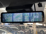 【デジタルインナーミラー】後席の大きな荷物や同乗者で後方が確認しづらい時でも安心!カメラが撮影した車両後方の映像をルームミラー内に表示。クリアな視界で状況の確認が可能です!