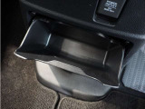 ◆センターロアボックス◆インパネ中央の下部には、ごみ箱としても使用する事ができるセンターロアボックスを装備しております。