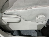 シートハイトアジャスターが付いているので運転姿勢を調整するのに便利ですね。身長に合ったシートポジションは安全運転や疲労軽減にもつながります。