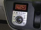 【オートエアコン】車内温度を感知して自動で温度調整をしてくれるのでいつでも快適な車内空間を創り上げます!どの席に座っても快適なドライブが楽しめます♪