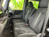前席は視界が広く、運転席から周囲を確認しやすいレイアウトです。落ち着いた色合いのシートと、足元まで広がる空間でゆったりと過ごせます。日々の通勤やお出かけにも頼もしい一台です。