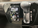 「AUTO」スイッチで車内の温度を一定に保ってくれるオートエアコン。快適装備の代名詞。もちろんマニュアル操作も可能ですよ。