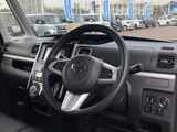 運転席まわりは前方の視界が広く、メーターやセンター周辺も見渡しやすい配置です。落ち着いた色合いでまとまり、日々の移動を快適に過ごせる空間です。