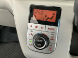 【オートエアコン】AUTOボタンを押してお好みの温度を設定!快適な室温でドライブをお楽しみいただけます♪