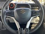手元に各種スイッチを備え、運転姿勢を保ちながら必要な機能へアクセスしやすいステアリングです。表示や配置が見渡しやすく、日常の運転で使う機能を手元で扱える便利さが魅力です。