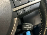 【レーダークルーズコントロール】ミリ波レーダーが車間距離を測って設定車速内で車速に比例した車間距離を保ちながら追従走行する装置で近づきすぎたときは自動でブレーキし、離れすぎたときには自動増速もする。