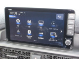 ナビゲーションは純正9インチメモリーナビ(LXM-242ZFNi)を装着しております。AM、FM、Bluetooth、フルセグTVがご使用いただけます。初めて訪れた場所でも安心ですね