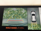 後方映像に加えて車両周辺の様子も画面で確認でき、駐車時の位置合わせをサポートします。ガイド表示を目安に周囲を確認しながら、落ち着いて駐車操作を行えます。