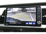 リアカメラを装備しております。安心と安全のために駐車時などの後方死角を減らします。また切り替えボタンを操作するとで、ノーマルビュー・ワイドビュー・トップダウンビューの切り替えが可能です。