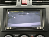 車両後方の様子を画面で確認でき、駐車時など周囲を把握したい場面で役立ちます。映像を見ながら状況を確認できるため、日常の駐車をサポートする装備です。