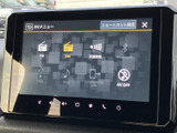 AVメニューにラジオやUSB、スマートフォン連携などの項目が並び、用途に合わせて選びやすい画面です。停車時は映像やテレビを視聴でき、操作項目も見分けやすく便利です。