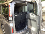 テールゲートは人が乗り降りする時のヨコ開きと、荷物を載せる時は通常のタテ開きの、2通りの開閉ができる、わくわくゲートです。