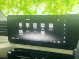 AM・FMラジオをはじめ、BluetoothやUSBなど複数の音源が選択できる画面です。使いたい音源を一覧から確認しやすく、普段の移動中もお好みに合わせて活用できます。