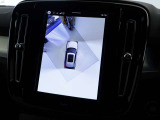 360&deg;ビューカメラは駐車枠や周囲の車両との位置関係が一目瞭然で駐車をサポートしてくれるだけでなく、車両直近の死角を減らして安全性を高める装備。ステアリング切り角に連動した進路予測線も表示されます。