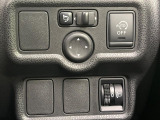 【電動格納ミラー】サイドミラーは電動格納式となっており、狭い駐車場でもキズがつくリスクを抑えられます。