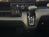 CVT車のセレクトレバーです。低速から高速まで、変速ショックのないスムーズな走りを実現するとともに、エンジン効率のよい領域を維持することで燃費にも貢献します。