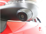 助手席側で見えにくい左前方の映像を、車内のマルチファンクションディスプレイに映し出します。前方への駐車や左寄せ、狭い道でのすれ違いなど、さまざまなシーンで安心して運転できる便利な機能です。
