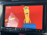 画面を大きく使った映像表示で、停車中のひとときに内容を楽しめます。画面下にはナビや音量などの操作部もまとまり、目的に合わせて切り替えやすい装備です。