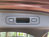 【電動リアゲート】ボタン1つで開閉可能。荷物の積み下ろしもスムーズで、安全・便利に使えます。