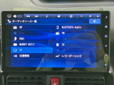 Bluetooth AudioやFM、テレビなど、複数の音源が一覧で表示されます。使いたい項目を画面で確認しながら選べるため、普段聴く音楽やラジオへの切り替えもスムーズに行えます。