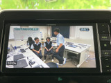 テレビ映像を楽しめる画面を備え、停車中の待ち時間にも活用できます。映像が大きく表示されるため内容を確認しやすく、日常のひと休みにうれしい装備です。