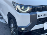 【LEDヘッドライト】悪天候や夜間走行時も良好な視界を確保し安心して運転できる高輝度LEDヘッドライトを装備!点灯速度が早く、消費電力も抑えられています。