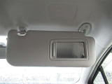 運転席側サンバイザーにエチケットミラーが付いてます!
