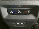 後席左右にもシートヒーターを完備。USB-C端子からスマホの充電もできます。
