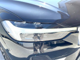 【LEDヘッドライト】明るく眩しいハイビームを先行車や対向車に照射しないオートハイビームを備えたLEDヘッドライト。北欧神話に登場するトールハンマーをモチーフにした、一目でボルボとわかるデザイン。