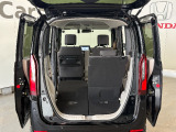 N-BOXの2列目シートは片側だけダイブダウン可能!後席の乗車スペースを残しながら荷室を広げられ、長さのある荷物も積載できます。乗る人や荷物に合わせて便利にアレンジできます。