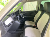前席は明るい座面と落ち着いた色調の内装でまとめられ、車内にすっきりした印象を与えます。運転席から前方を見渡しやすく、助手席の方も窓越しに周囲の景色を楽しめる空間です。