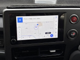 地図を画面で確認しながら目的地を設定でき、現在地や周辺の道路も把握しやすい表示です。道順を調べたい時も視線を向けやすく、日々のお出かけや初めての場所への移動に役立ちます。
