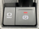 【電動パーキングブレーキ】パーキングブレーキは便利な電動式!ボタン一つで操作でき、アクセルを踏めば自動で解除されます♪レバーやペダルが無いので運転席廻りもすっきりしますね♪