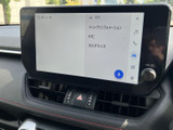 画面上のメニューから車両情報やカスタマイズ項目などを確認でき、機能を一覧しやすい構成です。タッチ操作で必要な項目を探しやすく、日々の利用にも便利です。