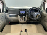 【インパネ】運転のしやすさを最優先に設計された見晴らしの良いフロントビュー。車両間隔が掴みやすく狭い道でも安心♪「安全」と「品質」を最優先に、安心してお乗りいただけるクルマを提供いたします。