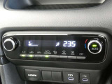 オートエアコン装備ですので常にお好みの温度に調整ができ車内を快適な空間に保ってくれます。